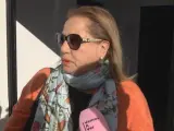 Maite Zaldívar atiende a los reporteros en la calle.