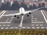 Un avión aterriza con dificultad debido al fuerte viento en el aeropuerto de Bilbao, en enero de este año.