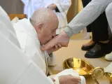 El papa Francisco lava los pies a 12 reclusas por Jueves Santo.