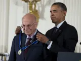 El presidente Barack Obama otorga al psicólogo Daniel Kahneman la Medalla Presidencial de la Libertad, el 20 de noviembre de 2013, durante una ceremonia en la Sala Este de la Casa Blanca en Washington.