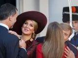 THE HAGUE, NETHERLANDS - OCTOBER 15: King Felipe VI of Spain (L) holds Queen Maxima of the Netherlands (2nd L) by her wrist as Queen Letizia (R) of Spain kisses King Willem-Alexander of the Netherlands goodbye at the end of their visit to Noordeinde palace on October 15, 2014 in The Hague, Netherlands. Spain's royal couple are in the Netherlands for a one-day official visit and will meet with Dutch Prime Minister Mark Rutte later today. (Photo by Jasper Juinen/Getty Images)