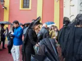 Mujeres vestidas de mantilla a su llegada a la Bas&iacute;lica de Jes&uacute;s del Gran Poder en la ma&ntilde;ana del Jueves Santo de 2024.