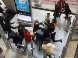 Multitudinaria pelea en un aeropuerto de Francia para evitar la deportación de un activista kurdo.