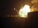 Captura de un vídeo difundido por el Observatorio Sirio de Derechos Humanos de la serie de bombardeos perpetrados por Israel contra varias posiciones de la provincia de Alepo.