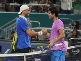 Grigor Dimitrov y Carlos Alcaraz se saludan al finalizar el partido del Miami Open que ha perdido el español.