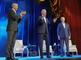 El presidente Joe Biden y los ex presidentes Barack Obama y Bill Clinton participan en un acto de recaudación de fondos en el Radio City Music Hall, el jueves 28 de marzo de 2024, en Nueva York.
