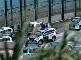 Vehículos de la Guardia Civil vigilan el paso fronterizo de la barriada de Benzu tras un intento de salto de valla por alrededor de 200 migrantes. Antonio Sempere / Europa Press (Foto de ARCHIVO) 30/10/2023