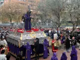 Salida de la procesión en la plaza de la Bòbila.