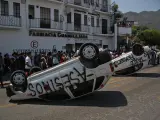Personas bloquean unas calles este jueves, durante una protesta por el secuestro y asesinato de la menor Camila G&oacute;mez, en el municipio de Taxco, en el estado de Guerrero (M&eacute;xico). El secuestro y posterior asesinato de una ni&ntilde;a de 8 a&ntilde;os en la ciudad de Taxco de Alarc&oacute;n, estado de Guerrero, sur de M&eacute;xico, provoc&oacute; este jueves protestas de la poblaci&oacute;n y un linchamiento que deriv&oacute; en la muerte de una mujer, golpeada junto con dos hombres, por ser se&ntilde;alados como los supuestos responsables. EFE/Jos&eacute; Luis de la Cruz/M&Aacute;XIMA CALIDAD DISPONIBLE