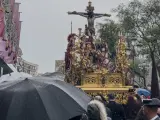 SEVILLA, 27/03/2024.-El Cristo de la Hermandad del Buen Fin bajo la lluvia durante la procesión este miércoles en Sevilla, en el que se han anulado las salidas de algunas hermandades por la lluvia. EFE/David Arjona