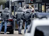Momento de la detención del sospechoso que se atrincheró armado y con explosivos en un café de Países Bajos.
