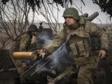 Soldados ucranianos de la 71.ª Brigada Jaeger disparan un obús M101 hacia posiciones rusas en primera línea, cerca de Avdiivka, región de Donetsk.