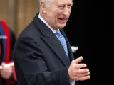 El rey Carlos III, sonriente este domingo a su llegada a la capilla de San Jorge en Windsor.