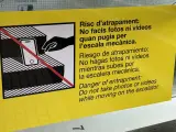 Cartel de Metro de Barcelona para advertir del riesgo por atrapamiento en las escaleras mecánicas de la estación Sagrada Familia.