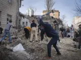 Voluntarios y estudiantes de la Academia Estatal de Artes de Kiev limpian los escombros después de que la Academia quedara parcialmente arruinada durante el ataque con misiles rusos en Kiev.