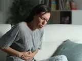 La distensión abdominal y el dolor son algunos de los síntomas del trastorno digestivo funcional.