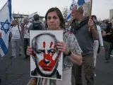 Una mujer muestra una pancarta en la protesta contra Benjamin Netanyahu de este domingo en Jerusal&eacute;n.