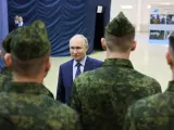 El presidente de Rusia, Vladimir Putin, durante una visita al 344º Centro Estatal para el Despliegue y el Reentrenamiento del Personal de Vuelo del Ministerio de Defensa de Rusia.