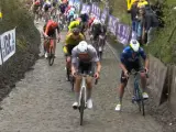 Van der Poel durante la escalada en el Koppenberg en el Tour de Flandes.