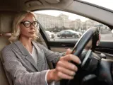 Una conductora que lleva gafas al volante de su automóvil.
