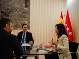 El portavoz del PSOE en la Asamblea de Madrid, Juan Lobato, y la presidenta de la Comunidad de Madrid, Isabel Díaz Ayuso, durante una reunión de portavoces en la Asamblea de Madrid.