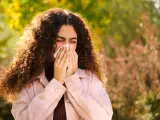 La alergia puede provocar estornudos, entre otros síntomas.