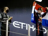 Lewis Hamilton aplaude a Max Verstappen tras perder el mundial de 2021 en la última curva.