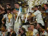 El Real Madrid levanta la Copa del Rey como campeón de la pasada edición.