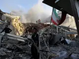 Servicios de emergencia trabajan en el edificio destruido en Damasco.