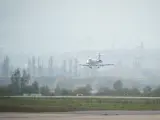 Un avión aterriza en el aeropuerto de Vigo en una foto de archivo.