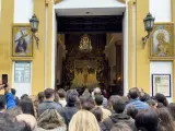 Imagen de la puerta de entrada al templo de la Esperanza de Triana en Sevilla el Viernes Santo de 2023