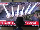 Un programa de noticias emite una imagen de archivo del lanzamiento de un misil por parte de Corea del Norte en la estación de tren de Seúl, en Seúl, Corea del Sur, el martes 2 de abril de 2024.
