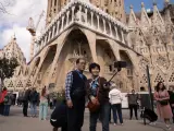 Varios turistas se hacen fotos junto a la Sagrada Familia, a 15 de marzo de 2024, en Barcelona, Catalunya (España).