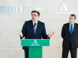 El vicepresidente de la Comisión Europea atiende a los medios durante la visita realizada al Centro de Ciberseguridad de Andalucía