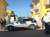 Un niño de 5 años ha muerto apuñalado esta madrugada en un domicilio de Bellcaire d'Empordà (Girona) y su madre se encuentra hospitalizada con heridas también por arma blanca, en un posible caso de violencia vicaria por el que los Mossos d'Esquadra buscan al padre del menor.