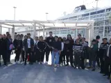 Los familiares de los pasajeros bolivianos retenidos en el crucero se han acercado hasta la terminal.