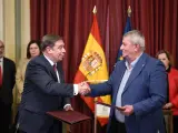 El ministro de Agricultura, Pesca y Alimentación, Luis Planas (i), y el secretario general de UPA, Lorenzo Ramos (d), firman un acuerdo con la Unión de Pequeños Agricultores y Ganaderos (UPA), en el Ministerio de Agricultura, Pesca y Alimentación, a 3 de marzo de 2024, en Madrid (España). El ministro ha firmado un acuerdo de 43 medidas de apoyo al sector agrario español con la Unión de Pequeños Agricultores y Ganaderos (UPA). 03 ABRIL 2024;UPA;AGRICULTORES;AGRICULTURA;AGRARIO;GANADEROS;ACUERDO;MEDIDAS;APOYO Fernando Sánchez / Europa Press 03/4/2024