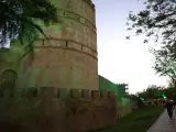 Vista de la muralla de la Macarena con la nueva iluminación