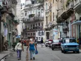 Peatones caminan por un barrio típico de Centro Habana, este domingo en La Habana (Cuba).