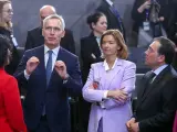 Stoltenberg (en el centro) conversa durante la cumbre de ministros de la OTAN junto a Albares (segundo por la derecha)