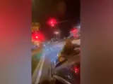 Un conductor lleva a otra persona a toda velocidad en su capó del coche por las calles de Huelva