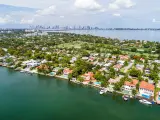 Miami Beach Florida, vista aérea desde arriba, Indian Creek La Gorce Island Country Club, frente al mar mansiones fincas casas residencias, horizonte de la ciudad.