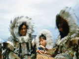 Imagen de archivo de una familia de esquimales en Unalakeet, Alaska.