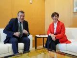 La ministra de Vivienda y Agenda Urbana, Isabel Rodríguez, en una reunión con el presidente de la Diputación de Sevilla, Javier Fernández.