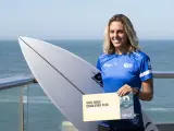 Nadia Erostarbe posa con el diploma que certifica su plaza olímpica.