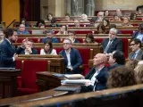 El presidente de la Generalitat, Pere Aragonès interviene en una sesión del Parlament de Catalunya ante la atenta mirada del candidato socialista, Salvador Illa.