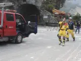 Los bomberos trabajan en las tareas de búsqueda tras el terremoto en la entrada del Parque Nacional Taroko en el condado de Hualien, al este de Taiwán.