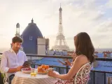 Una pareja cenando en París.