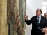 El consejero andaluz de Cultura, Arturo Bernal, observa una de las Sargas del pintor Gustavo Bacarisas.