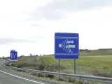 Un cartel avisando de la presencia de un radar en una autovía.